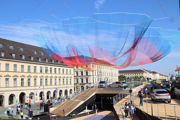 Hingucker: Open Space von Mercedes am Odeonsplatz mit Kunst: Janet Echelman's "Earthtime 1.26 Munich" (©Foto: Martin Schmitz)